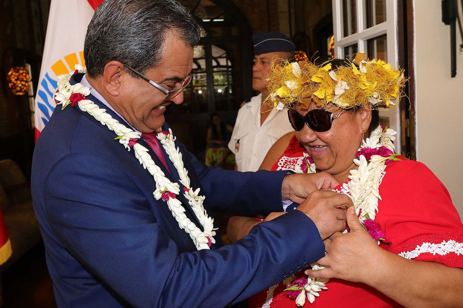 Édouard FRITCH remet la médaille d'officier de l'Ordre de Tahiti Nui à Henriette KAMIA le 03 décembre 2017.