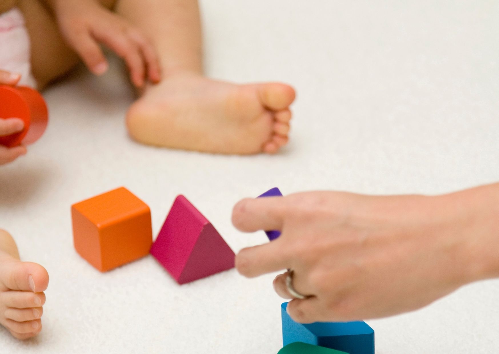 un enfant joue avec des cubes
