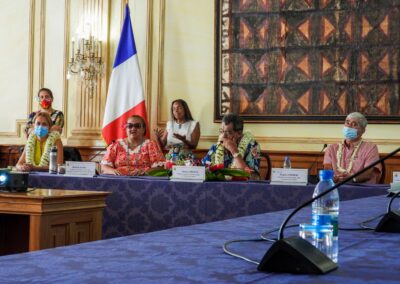 La Présidente de la Fédération TE NIU O TE HUMA, Mme Henriette KAMIA, entourée de M le Président du Pays, M Édouard FRITCH, et sa femme, Mme Angéline, lors de l'inauguration du site Web de la Fédération.