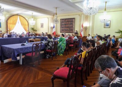 Photo qui donne une vue d'ensemble des personnes présentes lors de l'inauguration du site web avec notamment les usagers des associations membres