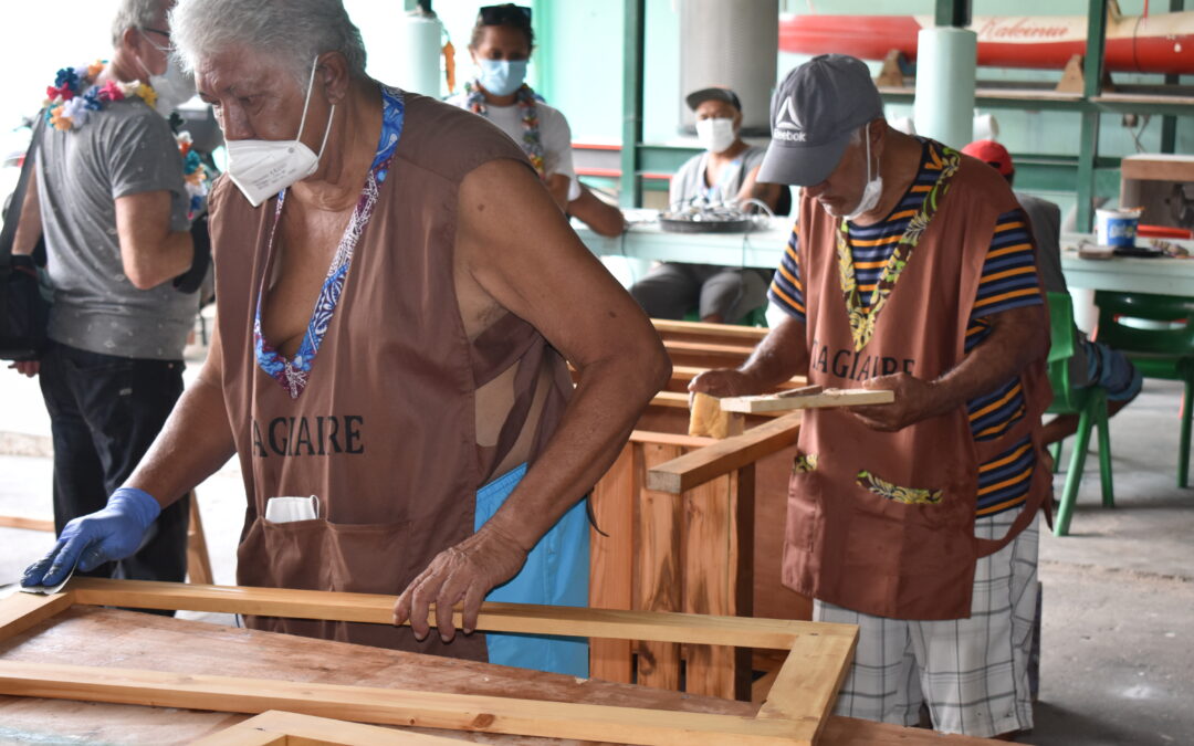 Les usagers du centre Huma Mero aident les matahiapo de Arue à fabriquer des garde-manger