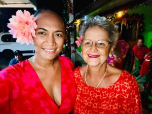 Photo de Taraina la Directrice de l'association Mata Hotu et de Madame Béatrice VERNAUDON, amie de Mme KAMIA et ancien Maire de la commune de Pirae