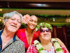 Photo de notre Présidente Mme Henriette KAMIA, John TOROMONA Président de l'association Huma No Moorea-Maiao et Taraina Directrice de l'association Mata-Hotu