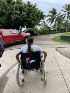 Test accessibilité du Manava resort and spa en fauteuil à la sortie du parking