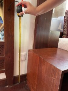 Vérification de la hauteur des prises dans le bungalow PMR du Manava Resort and Spa
