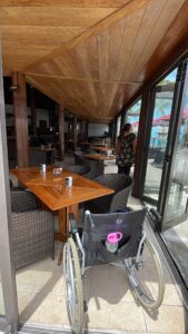 Test de la hauteur des tables du restaurant du Manava resort and spa