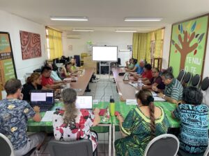 Photo de l'assemblée générale de la Fédération Polynésienne des Sports Adaptés et Handisport, 16 personnes sont présentes autour de la table de réunion de la Fédération Te Niu O Te Huma