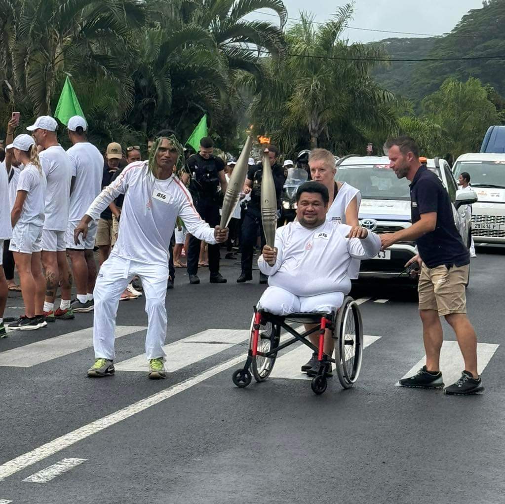 Christian Chee Ayee notre aito relaye la flamme olympique à Papenoo