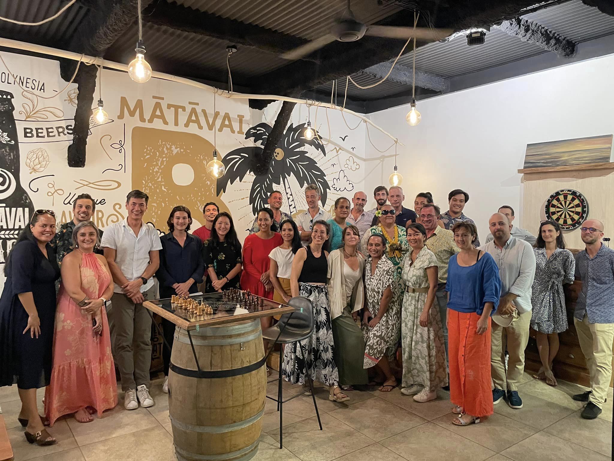 photo de groupe de la soirée afterwork organisée par FACE au matavai bar