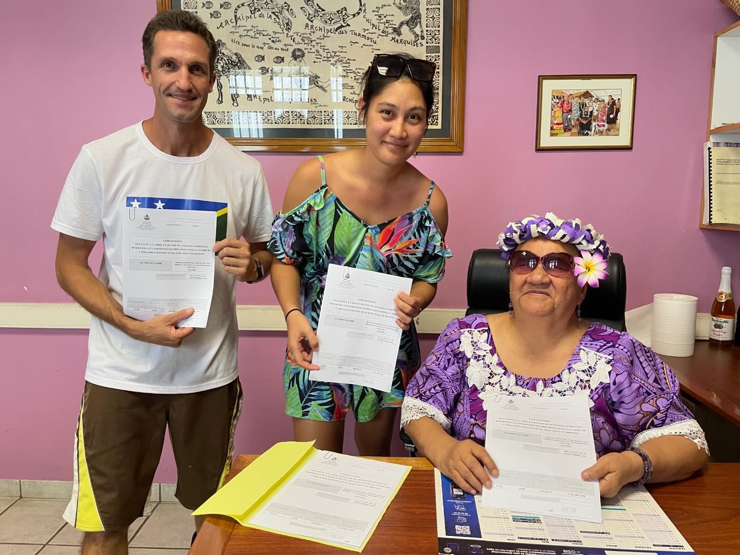 Photo de notre Présidente Henriette KAMIA, de Jérémie notre directeur par intérim de la Fédération des Sports Adaptés et Handisport, ainsi qu'une représentante de la cellule engagement Tu'aro Nui