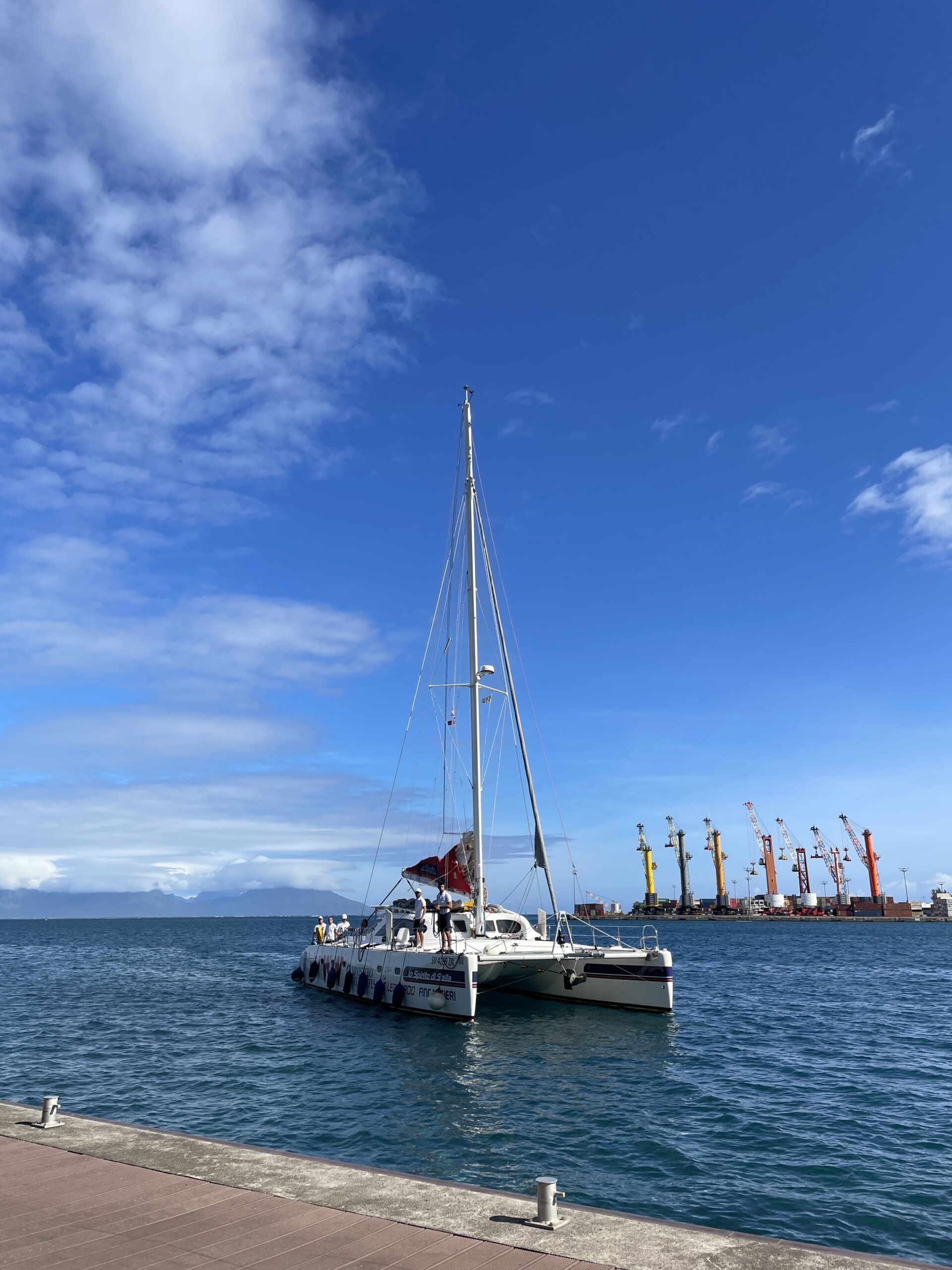 arrivée du voile Lo Spirito Di Stella dans la rade de Papeete