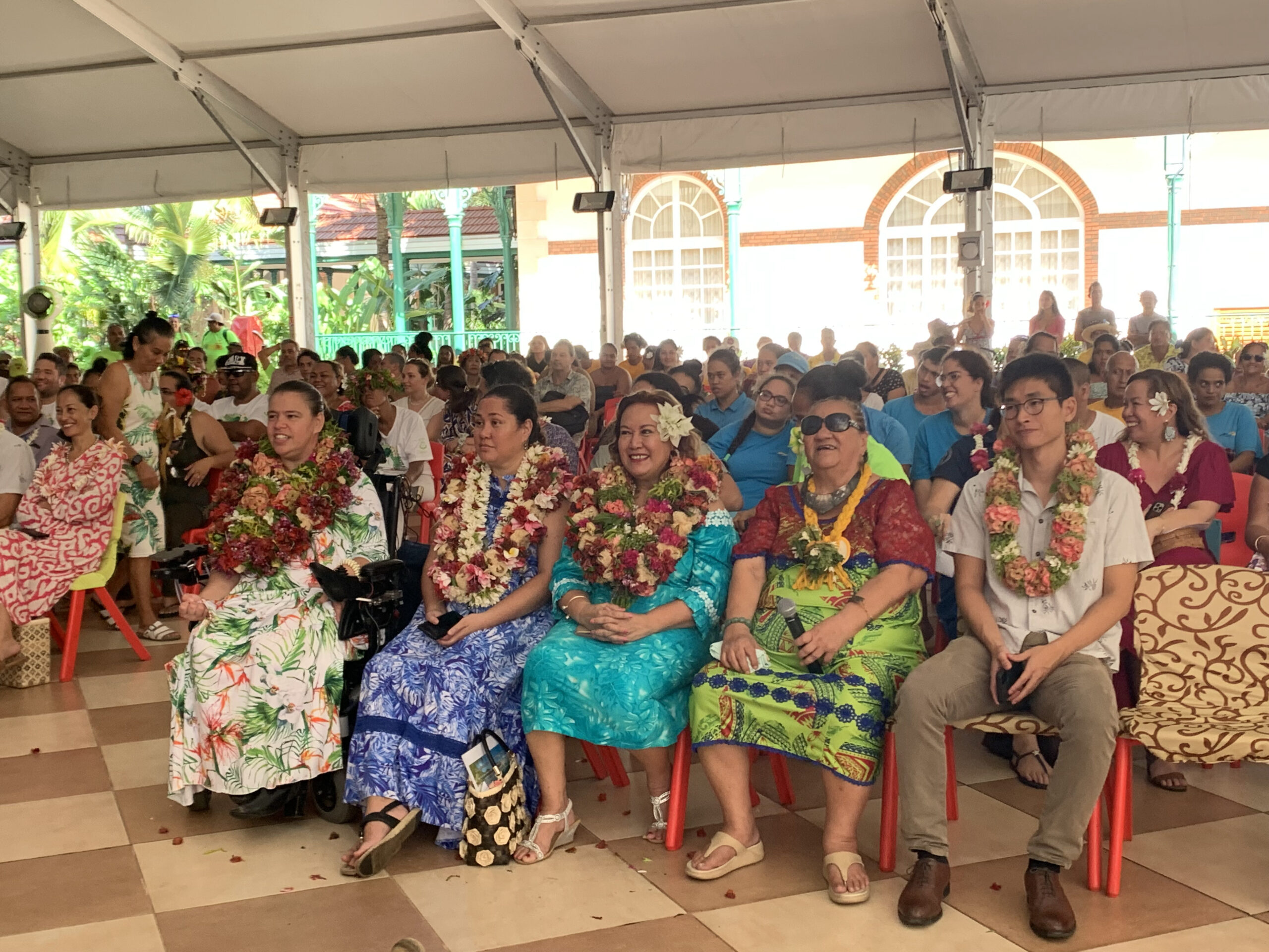 photo de notre Présidente Henriette KAMIA accompagnée de la Vice-Présidente des solidarités Mme Chantal GALENON, le Ministre des Grands Travaux, Monsieur Jordy CHAN, la première dame, Mme Teua BROTHERSON-TEMARU, ainsi que notre déléguée interministérielle au handicap Mme Nathalie SALMON-HUDRY