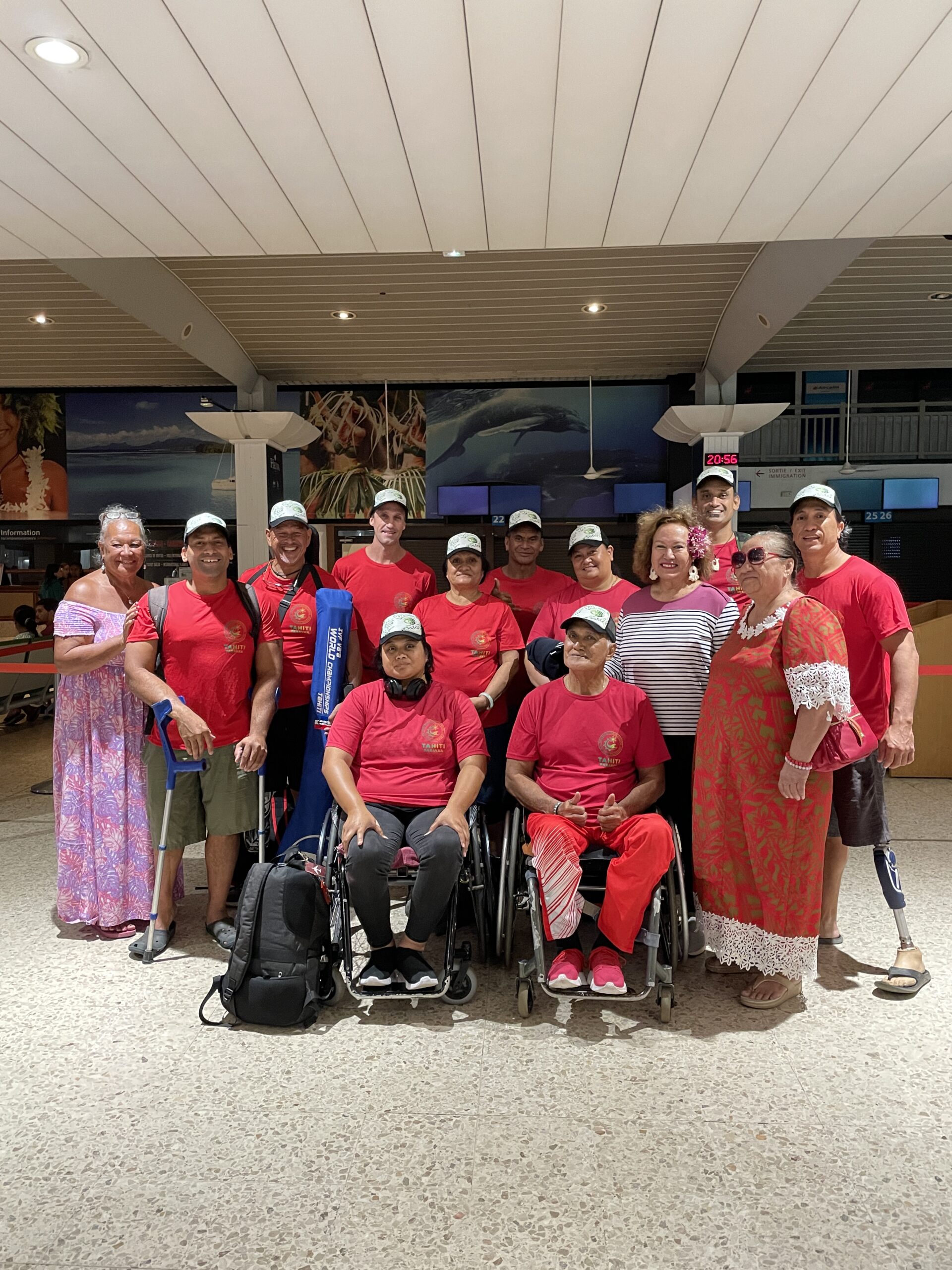 Photo de notre équipe para va’a élite sur le départ pour Hilo, en compagnie de notre Présidente Mme Henriette Kamia et de notre Vice-Présidente et Ministre des Solidarité, Mme Minarii Chantal Galenon.