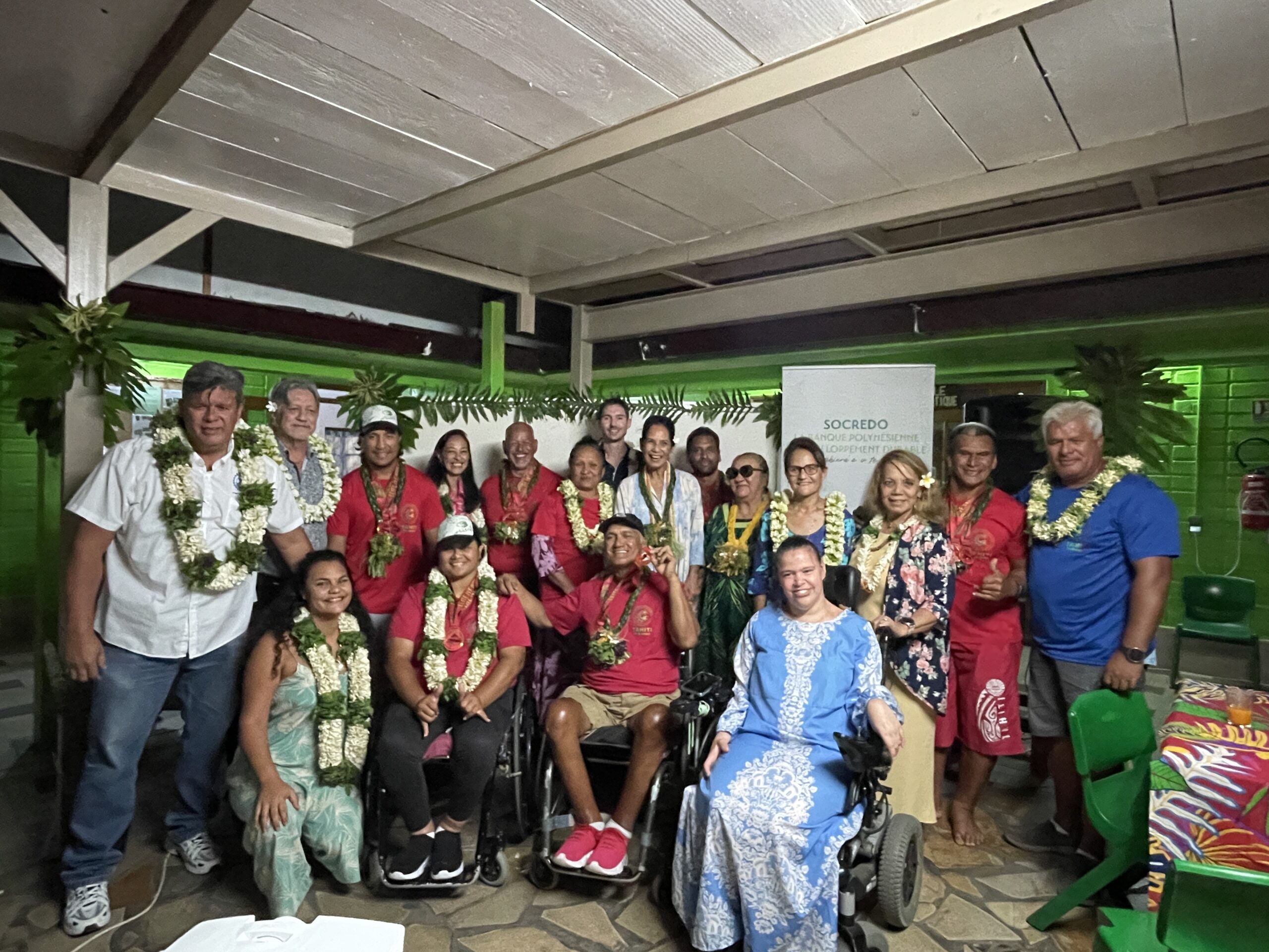 Photo de groupe à Huma Mero, avec nos athlètes para va'a, quelques membres de notre gouvernement, nos partenaires et sponsors