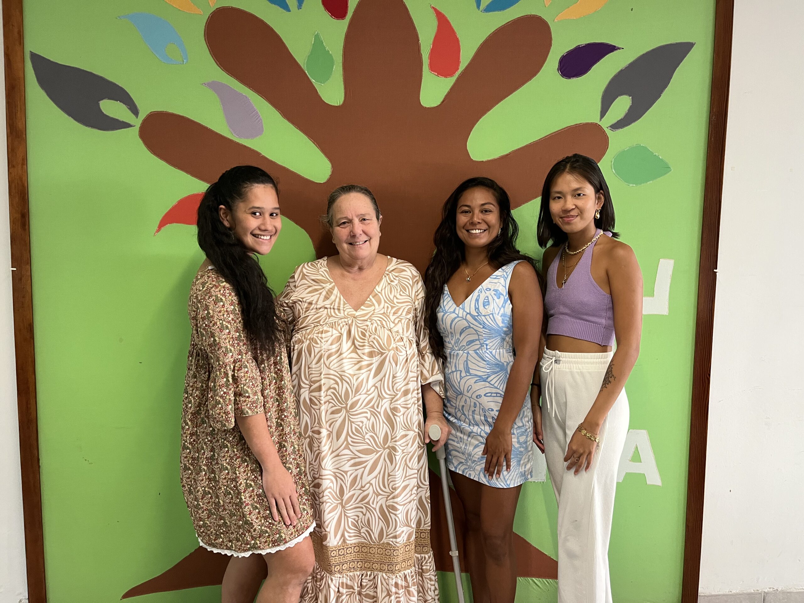 Photo des actrices de notre réunion, devant un tableau vert Te Niu O Te Huma. Avec Ra'i, Pia notre directrice, Timeri et Suzie notre chargée de mission handicap, accessibilité et ergothérapeute