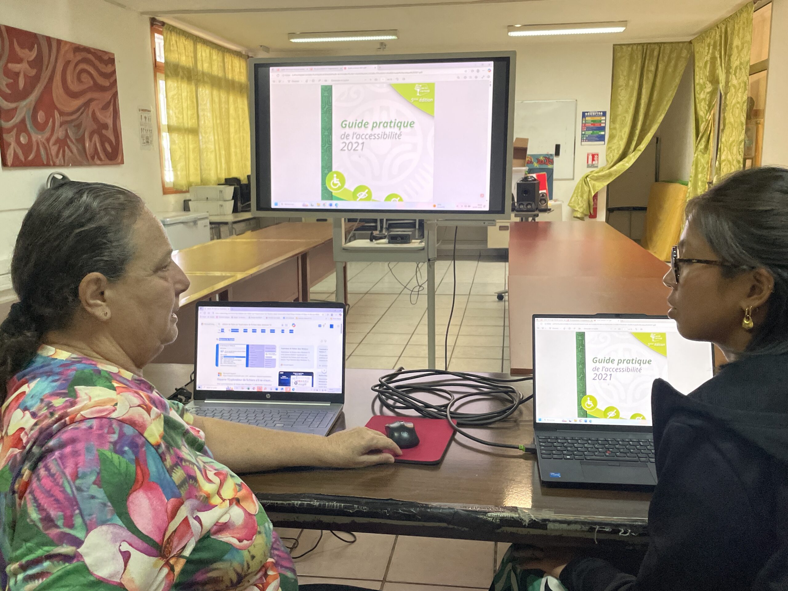 Photo de notre directrice et de notre chargée de mission handicap et accessibilité et ergothérapeute, face a un écran ou est affiché le guide d'accessibilité 2021