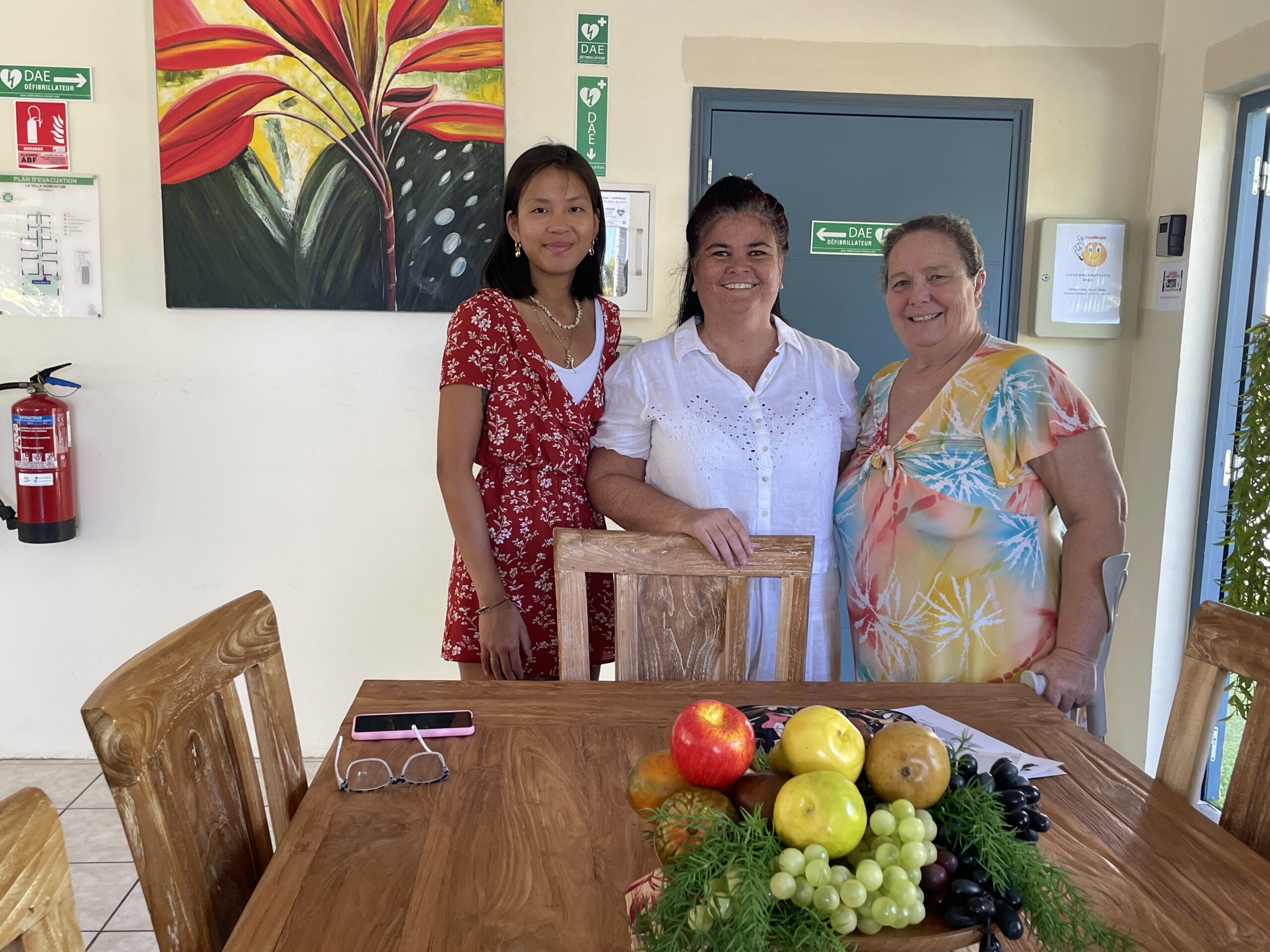 IMG_4143 Photo de Myranda, la propriétaire de la Villa momentum, entouré de notre directrice et de notre chargée de mission handicap et accessibilité et ergotérapeute. Dans la salle a manger aux couleurs vives, de la Villa Momentum