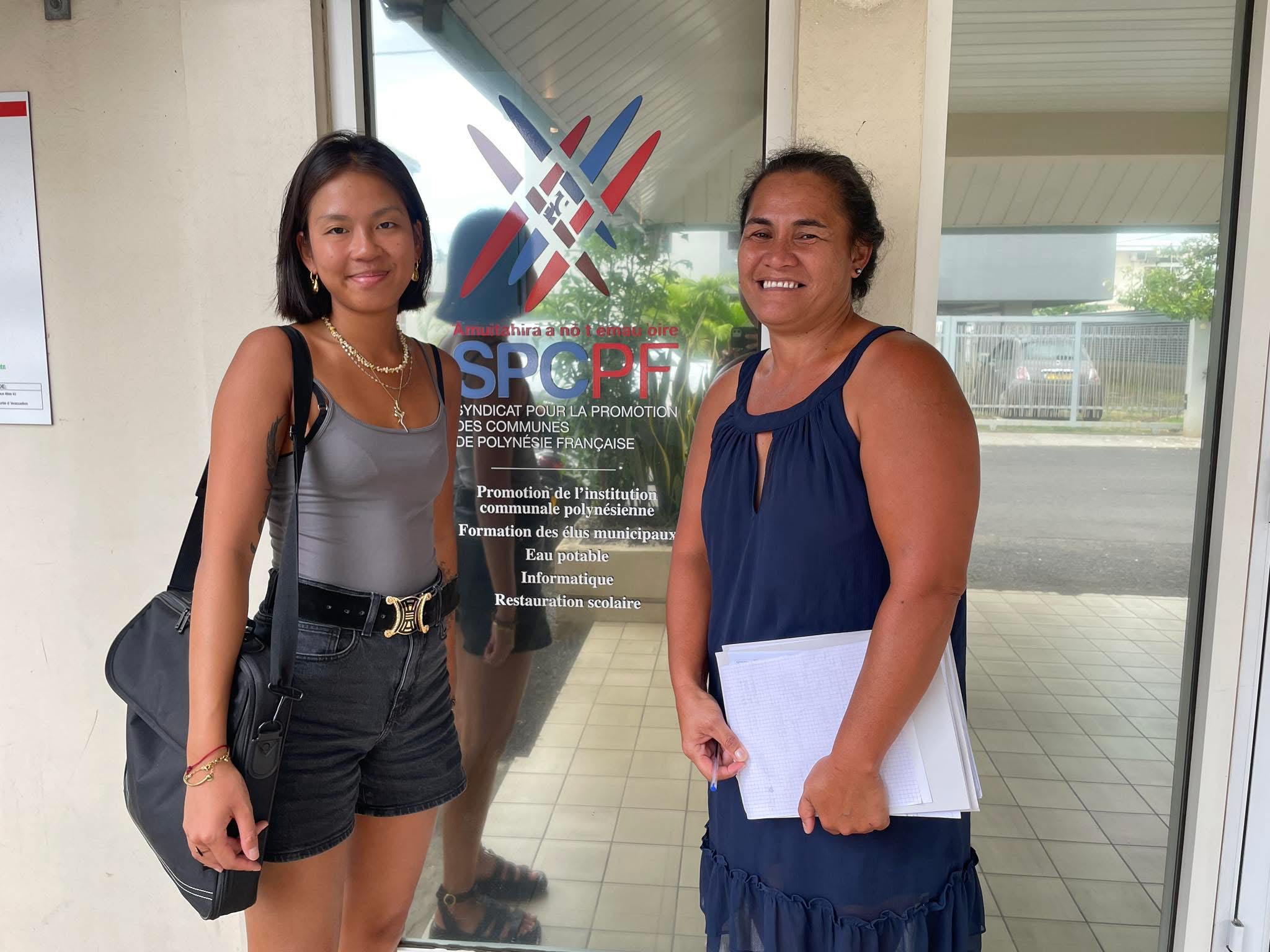 SPC-PF une photo de notre chargée de mission handicap et accessibilité devant l'entrée du SPC-PF avec la responsable de la demande d'aménagement